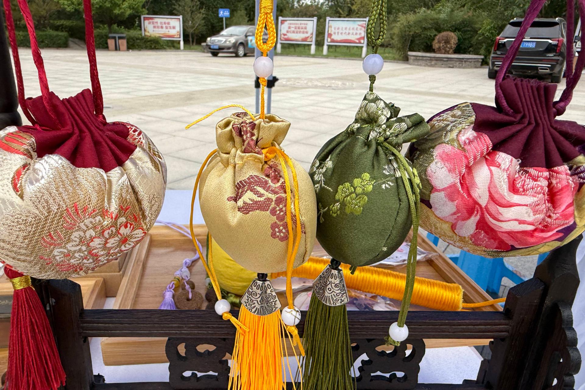 佩戴香囊，不只为“香”