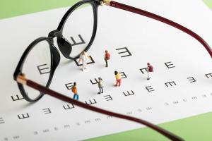 近视与老花能抵消吗？“近视+老花”怎么配眼镜？3种方案一次说清！