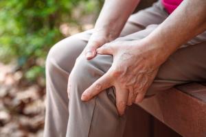 膝盖的“头号敌人”，不是跑步，而是它！很多人天天在做