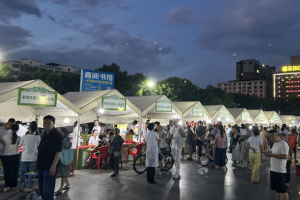 湖南耒阳中医夜市设50展位，非遗扶阳罐引市民排队体验