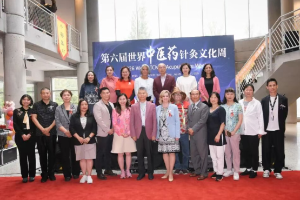 温哥华第六届世界中医药针灸文化周：中医师首配AI针灸临床助手