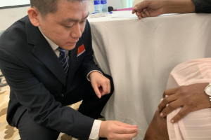 援坦医疗队达累斯萨拉姆开中医班，王鸿庆讲经络+针灸实操