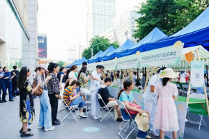 深圳华强北商圈办中医药夏日集市，中医AI机器人+智能灸疗进核心CBD