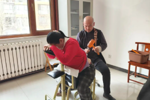河北张家口桥西区“桂氏正筋正骨”进北新村社区，非遗拨筋手法义诊替代夜市摆摊
