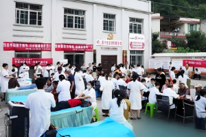 关岭/剑河民族中医夜市：苗侗彝蒙疗法进社区院坝